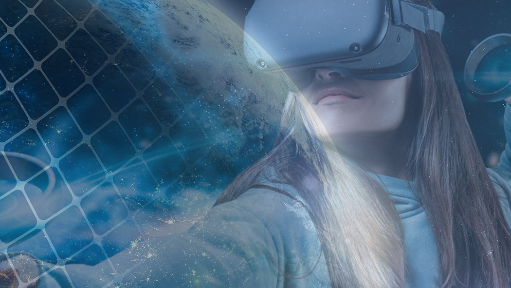 Tyttö VR-lasin päässä ja ohjaimet käsissä.