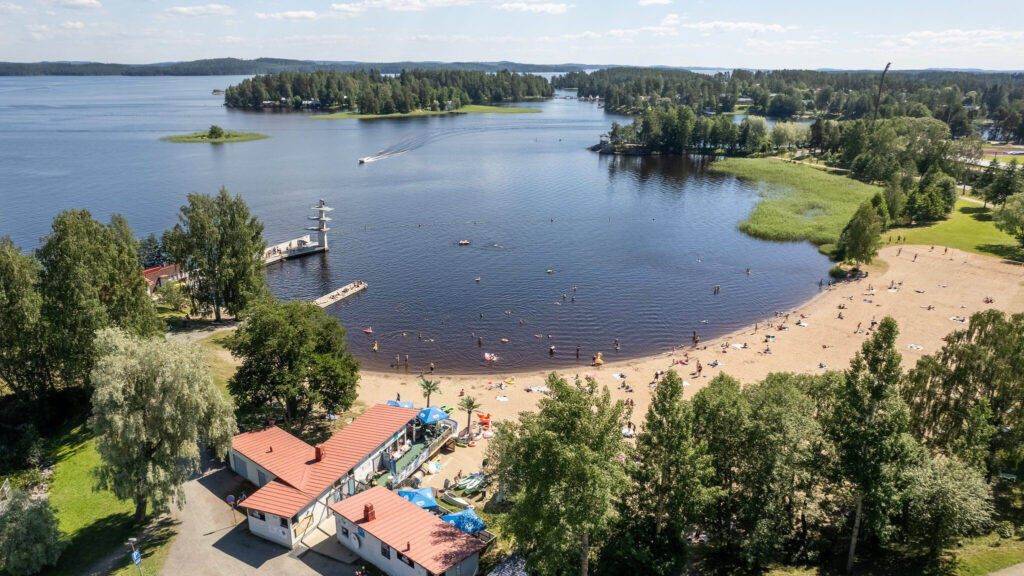 Ilmakuva Kuopion Väinölänniemen uimarannasta.